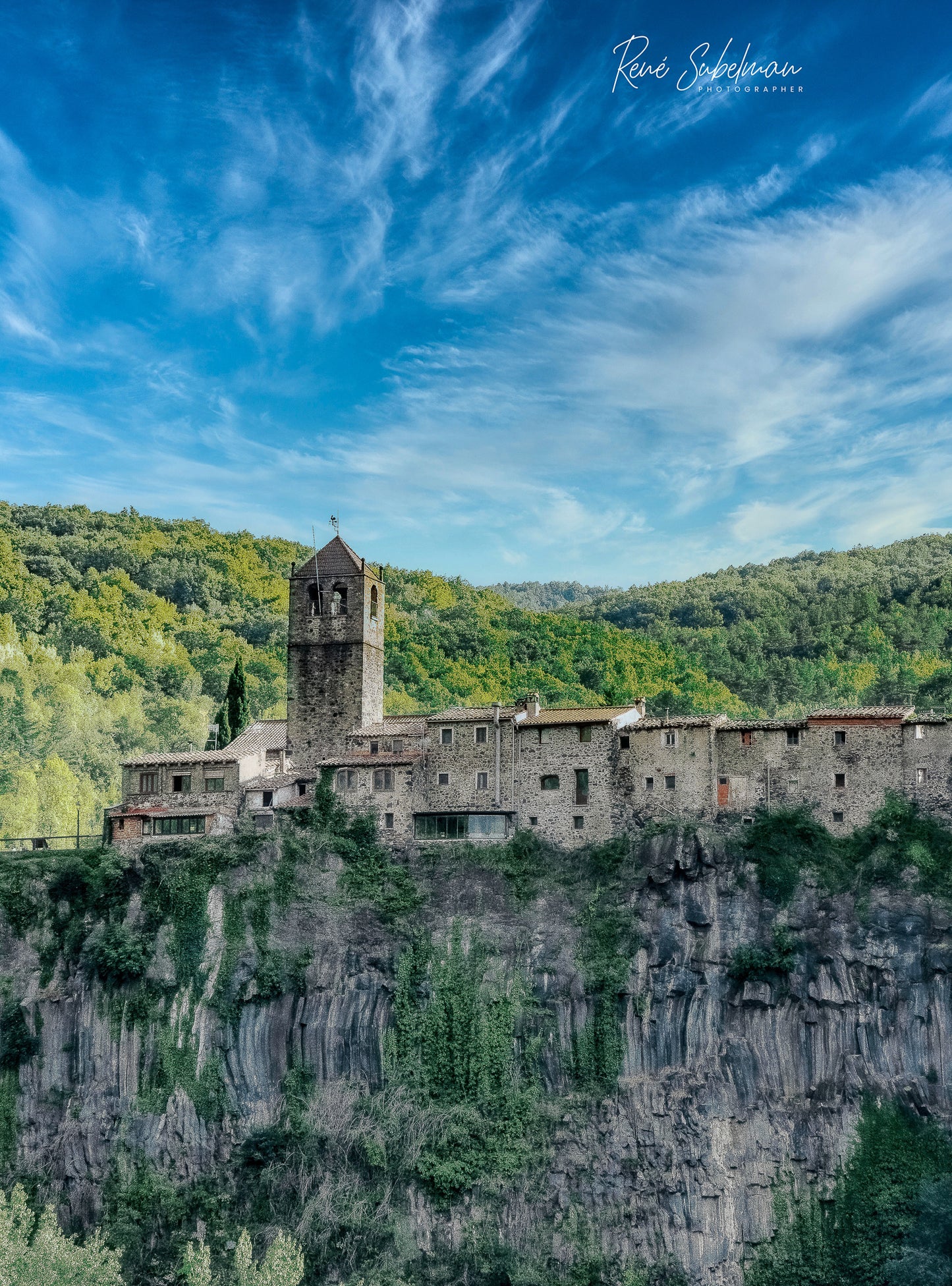 Castellfullit de la Roca Girona, disponible en tamaño 50 x 70 cm.
